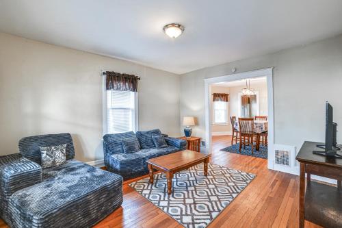 ビンガムトンにある1 Mi to Dtwn Binghamton Apt with Covered Balcony!のソファ2つとテーブルのあるリビングルーム
