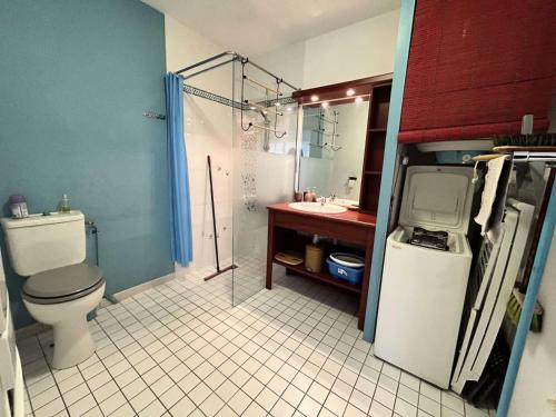 une salle de bain avec toilettes, douche et lavabo dans l'établissement Résidence Ker Juliette - Pornichet - Résidence Ker Juliette MAE-9721, à Pornichet