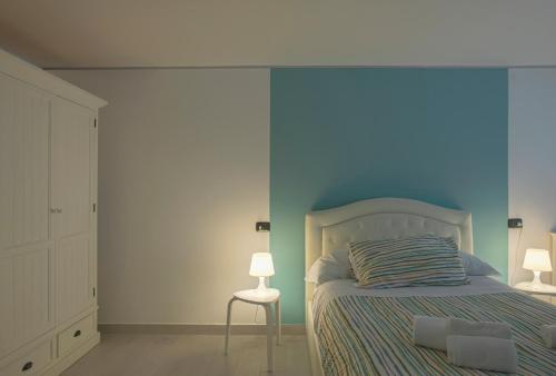 a bedroom with a bed with two lamps on it at Sul mare in centro con 2 camere e posto auto a novembre in Pescara