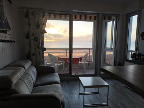 un salon avec un canapé et une vue sur l'océan dans l'établissement Résidence Les Océanes - Location de Vacances - PORNICHET-Studio cabine confort-BRIQU-65989 MAE-9701, à Pornichet
