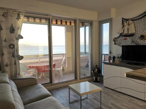 un salon avec un canapé et une vue sur l'océan dans l'établissement Résidence Les Océanes - Location de Vacances - PORNICHET-Studio cabine confort-BRIQU-65989 MAE-9701, à Pornichet