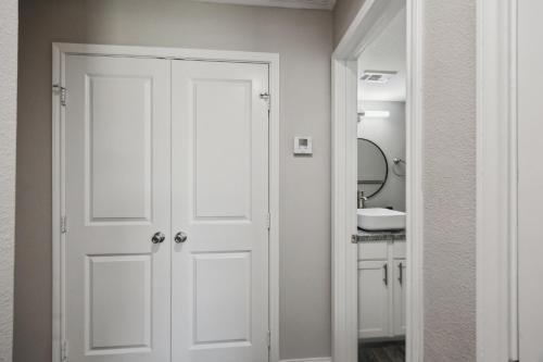 Ένα μπάνιο στο The Mirage 251 I Comfy 1 Bed 1 Bath
