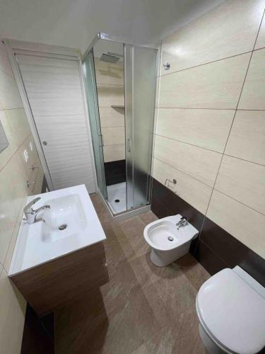 パルミにあるCasa Relaxの洗面台、トイレ、シャワー付きのバスルーム