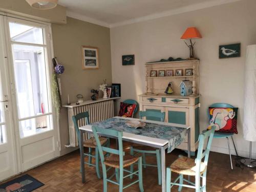 une salle à manger avec une table et des chaises dans l'établissement Résidence Bur-41-pornichet - Location de Vacances - PORNICHET - Maison - 014-60362 MAE-6151, à Pornichet