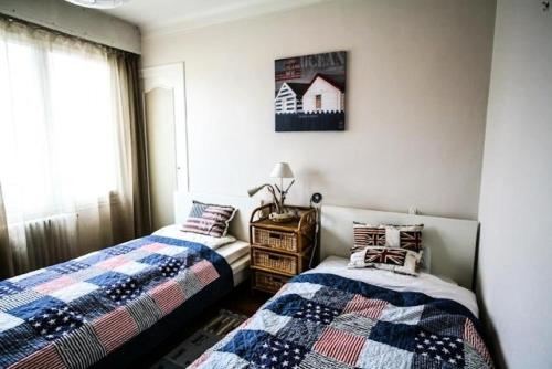 deux lits côte à côte dans une chambre dans l'établissement Résidence Bur-41-pornichet - Location de Vacances - PORNICHET - Maison - 014-60362 MAE-6151, à Pornichet