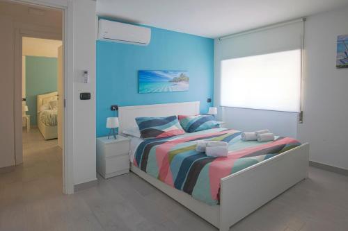 a bedroom with a bed and a blue wall at Sul mare in centro con 2 camere e posto auto a novembre in Pescara