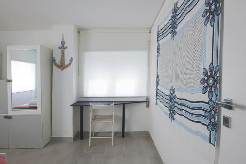 a door leading into a room with a table and a chair at Sul mare in centro con 2 camere e posto auto a novembre in Pescara