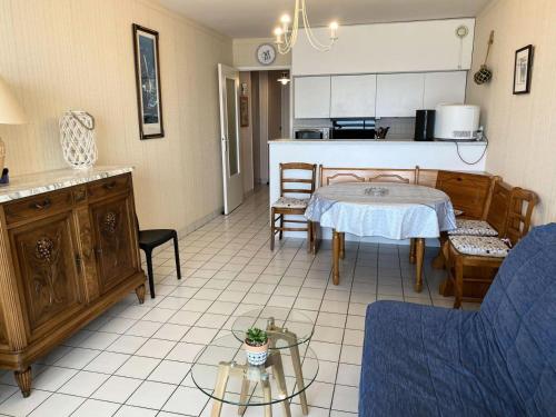 un salon avec une table et une cuisine dans l'établissement Résidence Le Rigel - Location de Vacances - PORNICHET - APPARTEMENT FACE MER MAE-1791, à Pornichet
