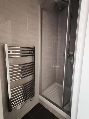 une douche avec une porte vitrée dans une salle de bain dans l'établissement Résidence Le Rigel - Location de Vacances - PORNICHET - APPARTEMENT FACE MER MAE-1791, à Pornichet