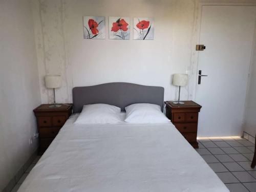 - une chambre avec un lit, 2 tables de chevet et 2 lampes dans l'établissement Résidence Le Rigel - Location de Vacances - PORNICHET - APPARTEMENT FACE MER MAE-1791, à Pornichet