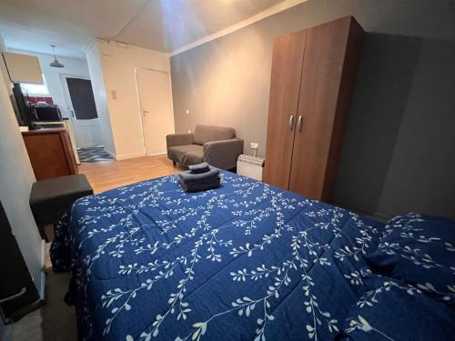 Postel nebo postele na pokoji v ubytování London Studio