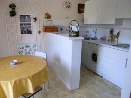 - une cuisine avec une table, un évier et un lave-linge dans l'établissement Résidence Joori-52-pornichet - Location de Vacances - PORNICHET - T2 DUPLEX PROCHE GARE ET PLAGE MAE-0501, à Pornichet