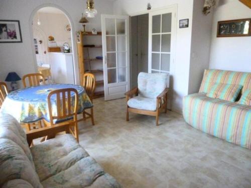 un salon avec un canapé et une chaise dans l'établissement Résidence Joori-52-pornichet - Location de Vacances - PORNICHET - T2 DUPLEX PROCHE GARE ET PLAGE MAE-0501, à Pornichet