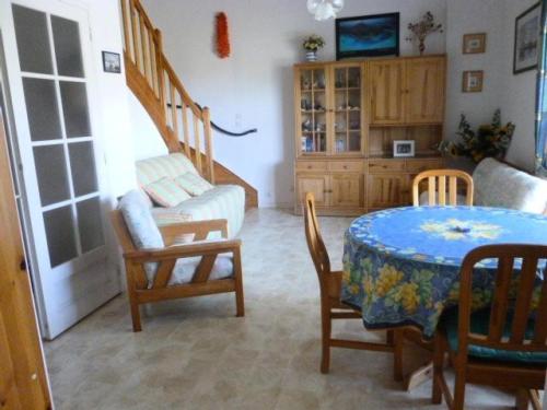 un salon avec une table et des chaises et un escalier dans l'établissement Résidence Joori-52-pornichet - Location de Vacances - PORNICHET - T2 DUPLEX PROCHE GARE ET PLAGE MAE-0501, à Pornichet