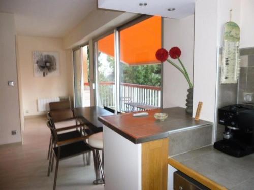 une cuisine et un salon avec une table et une salle à manger dans l'établissement Résidence Bel Air - Location de Vacances - PORNICHET - PROXIMITE PLAGE ET QUARTIER DE LA GARE MAE-3551, à Pornichet