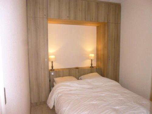 une chambre avec un grand lit blanc avec deux lampes dans l'établissement Résidence Bel Air - Location de Vacances - PORNICHET - PROXIMITE PLAGE ET QUARTIER DE LA GARE MAE-3551, à Pornichet