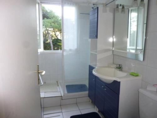 une salle de bain avec un lavabo et une douche avec une fenêtre dans l'établissement Résidence Bel Air - Location de Vacances - PORNICHET - PROXIMITE PLAGE ET QUARTIER DE LA GARE MAE-3551, à Pornichet