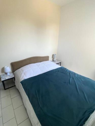 - une chambre avec un lit doté d'une couverture bleue dans l'établissement Résidence Les Marines - PORNICHET - Appartement face mer pour 4 personnes MAE-0511, à Pornichet