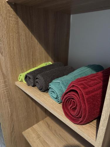 a wooden shelf with towels sitting on it at Schöne Wohnung im Herzen Jülichs in Jülich