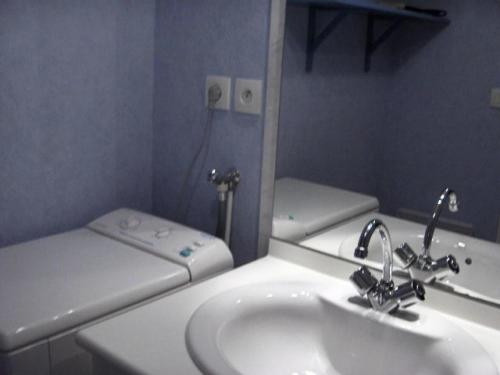 une salle de bain avec un lavabo, des toilettes et un miroir dans l'établissement Résidence Alizée A - SAINT MARC SUR MER centre-ville proche Plage MAE-3561, à Géraud