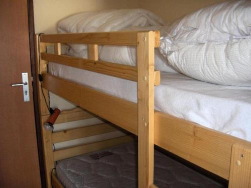 quelques lits superposés dans une chambre dans l'établissement Résidence Alizée A - SAINT MARC SUR MER centre-ville proche Plage MAE-3561, à Géraud