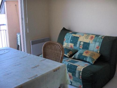 un salon avec un canapé et une table dans l'établissement Résidence Alizée A - SAINT MARC SUR MER centre-ville proche Plage MAE-3561, à Géraud