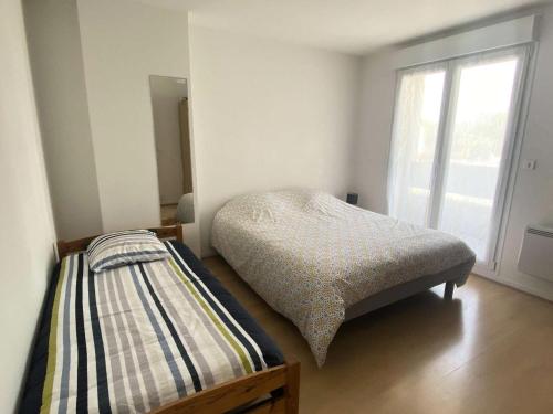 une chambre avec un lit et une fenêtre dans l'établissement Résidence Arm-54-pornichet - PORNICHET - SAINTE MARGUERITE - MOULIN D'ARGENT MAE-3571, à Pornichet