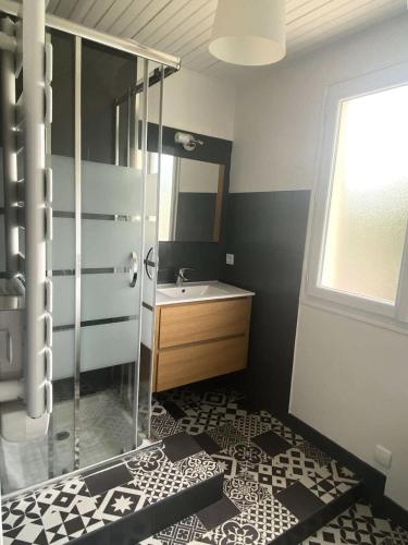 une salle de bain avec douche et lavabo dans l'établissement Résidence Arm-54-pornichet - PORNICHET - SAINTE MARGUERITE - MOULIN D'ARGENT MAE-3571, à Pornichet