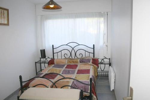 Ce lit se trouve dans un dortoir doté d'une fenêtre et d'un spectre de lunettes de lit. dans l'établissement Résidence Le Breiz Avel - PORNICHET FACE MER - T3 FACE MER PROCHE CASINO MAE-8311, à Pornichet