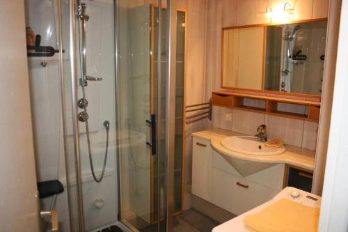 une salle de bain avec douche et lavabo dans l'établissement Résidence Le Breiz Avel - PORNICHET FACE MER - T3 FACE MER PROCHE CASINO MAE-8311, à Pornichet