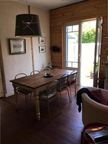 une salle à manger avec une table et des chaises en bois dans l'établissement Résidence Bonav-57-pornichet - Location de Vacances - PORNICHET - Villa 5 Pièces MAE-8321, à Pornichet