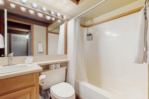 un bagno con wc, lavandino e doccia di Northstar's Cozy Condo a Truckee