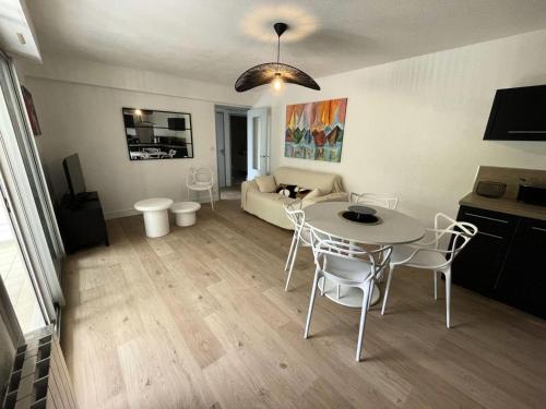 un salon avec une table, des chaises et un canapé dans l'établissement Résidence Le Deauville - Pornichet - Appartement proche Hippodrome MAE-2291, à Pornichet