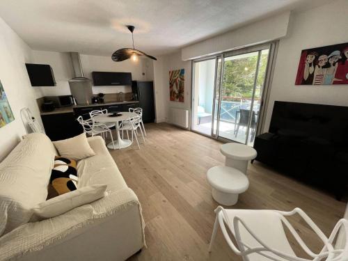 un salon avec un canapé et une table dans l'établissement Résidence Le Deauville - Pornichet - Appartement proche Hippodrome MAE-2291, à Pornichet