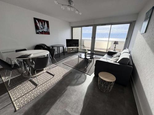 un salon avec un canapé et une table dans l'établissement Résidence La Louisiane - LA BAULE - IMMEUBLE EN VAGUES - FACE MER MAE-5181, à Mazy