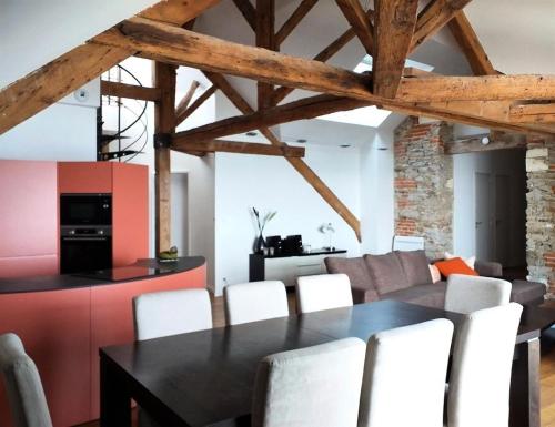 une cuisine et une salle à manger avec une table noire et des chaises blanches dans l'établissement Résidence Salar-61-pornichet - Location de Vacances - PORNICHET - Sublime appartement FACE MER MAE-6941, à Pornichet