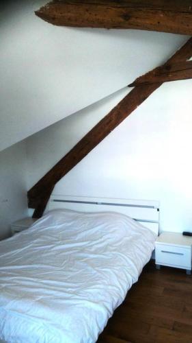 - un lit blanc dans une chambre dotée d'un plafond en bois dans l'établissement Résidence Salar-61-pornichet - Location de Vacances - PORNICHET - Sublime appartement FACE MER MAE-6941, à Pornichet