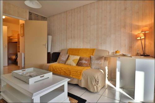 une chambre avec un lit et une table dedans dans l'établissement Résidence Caz-66-la Baule Escoublac - LA BAULE - PROCHE PLAGE MAE-3391, à Mazy