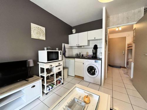 - une cuisine avec lave-linge et sèche-linge dans la chambre dans l'établissement Résidence Caz-66-la Baule Escoublac - LA BAULE - PROCHE PLAGE MAE-3391, à Mazy