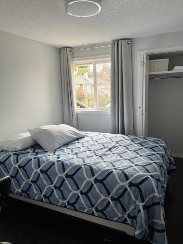 Ένα ή περισσότερα κρεβάτια σε δωμάτιο στο Perfect Fall and Winter Apartment in Des Moines
