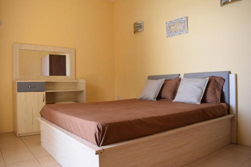 Ένα ή περισσότερα κρεβάτια σε δωμάτιο στο Baywatch Apartment