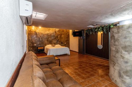 a living room with a couch and a table at Suite Subterránea con AC, de 2 Niveles Chapalita 6 in Guadalajara