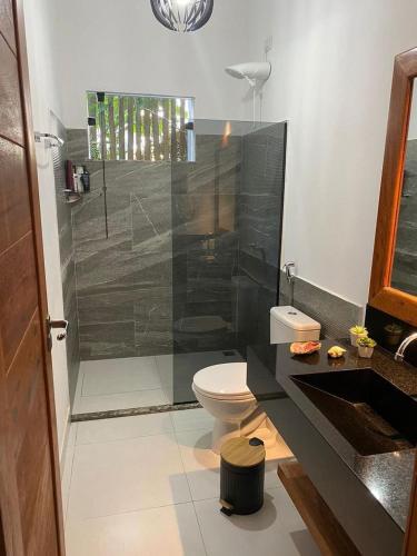 Et badeværelse på Apto 2/4 apenas 1km do cento de arraial