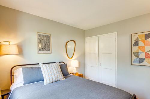Katil atau katil-katil dalam bilik di 3 Mi to Universal Studios Chic Home with Yard!