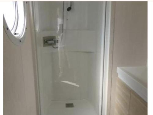 d'une porte de douche blanche avec poignée dans la salle de bains. dans l'établissement Camping marvilla MH 253, à Agde