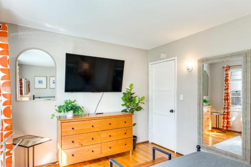 Televisyen dan/atau pusat hiburan di 3 Mi to Universal Studios Chic Home with Yard!