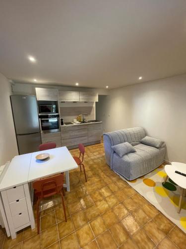un salon avec un canapé et une table dans l'établissement Studio indépendant Boulouris, à Saint-Raphaël