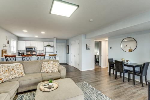 Küche/Küchenzeile in der Unterkunft Community Perks Scenic Osage Beach Condo!