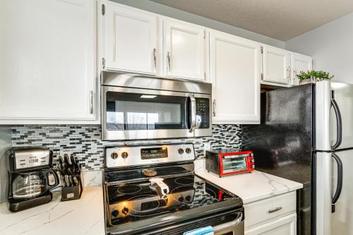 Küche/Küchenzeile in der Unterkunft Community Perks Scenic Osage Beach Condo!