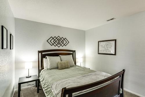 Ein Bett oder Betten in einem Zimmer der Unterkunft Community Perks Scenic Osage Beach Condo!